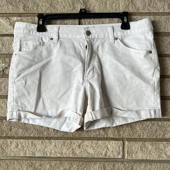Universal Thread Pants - Universal thread white shorts